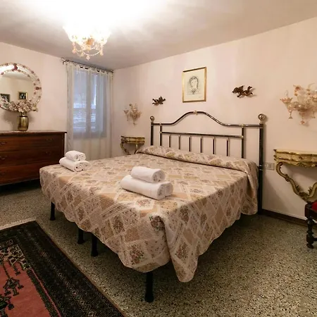 Elegant Venetian Apartment *