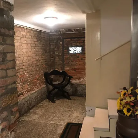 Elegant Venetian